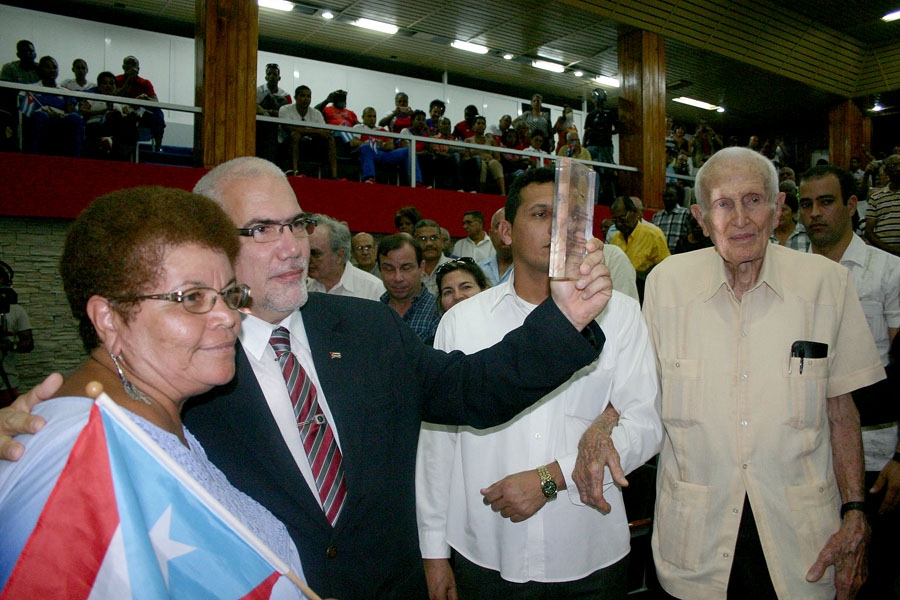 Homenaja al 50 aniversario de la Epopeya del Cerro Pelado" a los Integrantes de la Delegación cubana a los X Juegos Centroamericanos y del Caribe de San Juan Puerto Rico en 1966.En la imágen momentos en que el Presidente del INDER Dr. C. Antonio Eduardo Becali