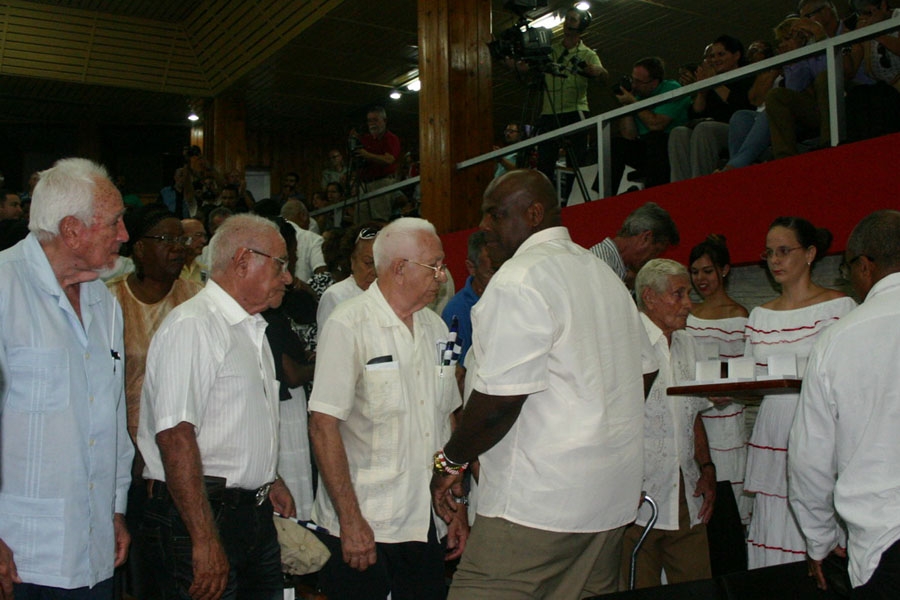 Momento de la entrega del Sello Conmemorativo .Fotos: César A. Rodriguez.