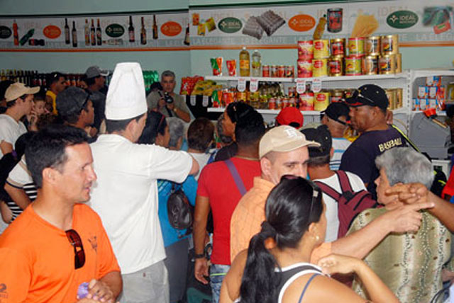 Instante de la reapertura del mercado ideal La Elegante, del bulevar avileño. Foto: Pastor Batista Valdés