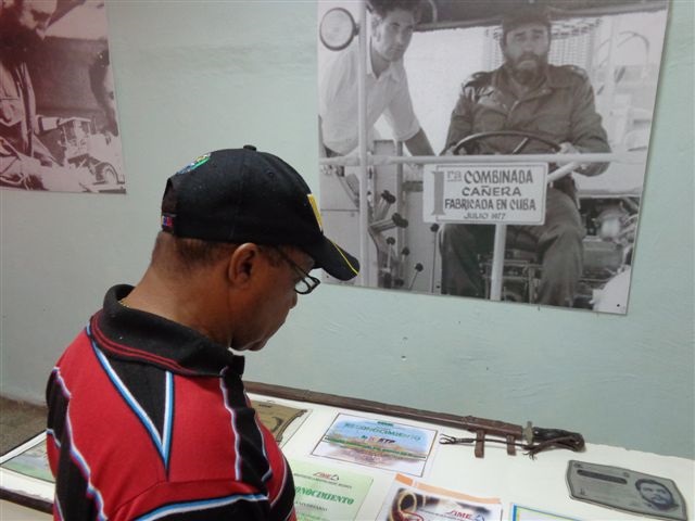 Preside el sitio histórico una foto de Fidel conduciendo la primera KTP. fotos: Del autor