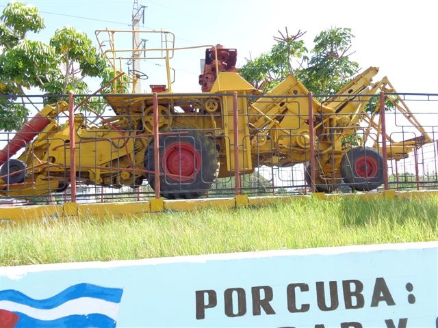 La combinada número uno está situada en un pedestal al lado de la fábrica.