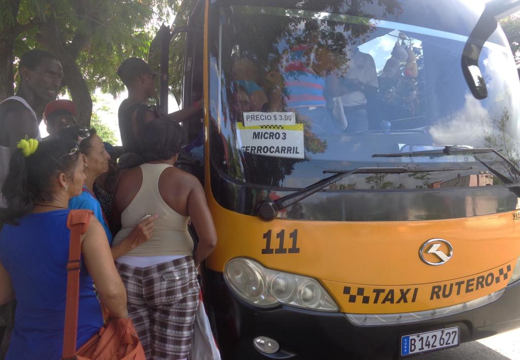 Los pasajeros que viajan en los nuevos taxis ruteros reconocen su excelente confort y buen precio. Foto: Betty Beatón