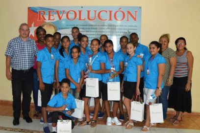 Saludan autoridades guantanameras a delegación pioneril