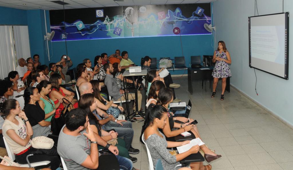 Silvia Oramas Pérez discutió su tesis de licenciatura sobre la wifi. La foto es del colega Vladimir Molina Espada