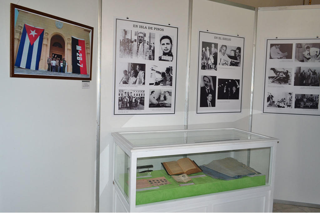 Objetos que utilizara en el presidio de Isla de Pinos, entre ellos un ejemplar de las Obras completas de José Martí en el cual realizó algunas anotaciones. (Colección: Museo de la Revolución). Foto: Eddy Marti