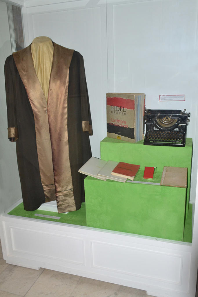 Toga utilizada el 16 de octubre de 1953, durante su alegato ante el tribunal que le juzgaba por los sucesos del 26 de julio de ese año en Santiago de Cuba y Bayamo. (Colección: Museo de la Revolución). Foto: Eddy  Martin 