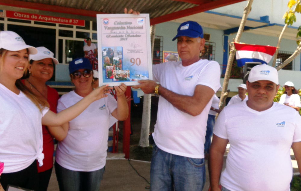 Momento en que le entregan el certificado que acredita la condición de Vanguardia Nacional a la brigada ejecutora de obras para la defensa, perteneciente a la Empresa Constructora de Obras de Arquitectura (Ecoa) número 37, de Cienfuegos. Foto: Ramón Barreras Ferrán.