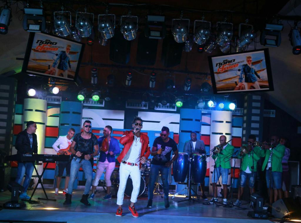 En la imagen, El Noro (Norisley Valladares Gómez) y su orquesta, Primera clase, en Andar. Foto: Cortesía del programa 