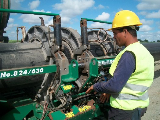 Sofisticados medios de alta productividad intervienen en el movimiento y soldadura de las conductoras.