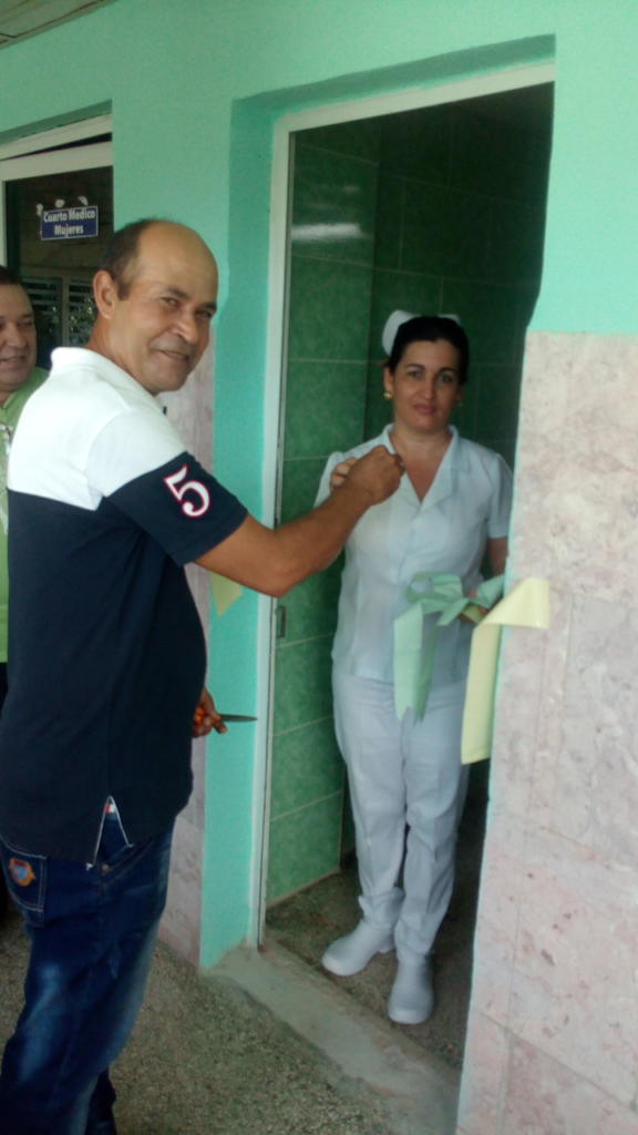 Oscar corta la cinta que deja oficialmente concluida la restauración. Foto: Cortesía del entrevistad