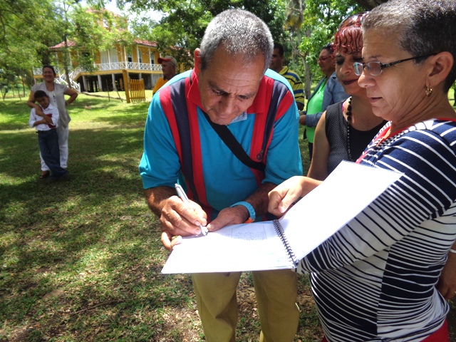 Momento de solemnidad en la firma del compromiso. Foto: Jorge Pérez Cruz