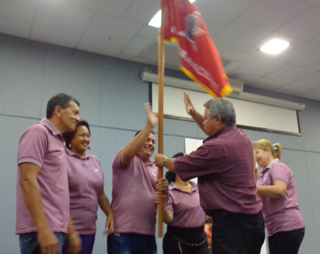 uilarte De Nacimiento entregó la Bandera de Colectivo Vanguardia Nacional a dirigentes sindicales y administrativos de Equivar. Foto: Noryis