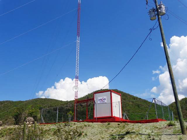 Antena satelital en Cajobabo. Foto: Rodny Alcolea Olivares