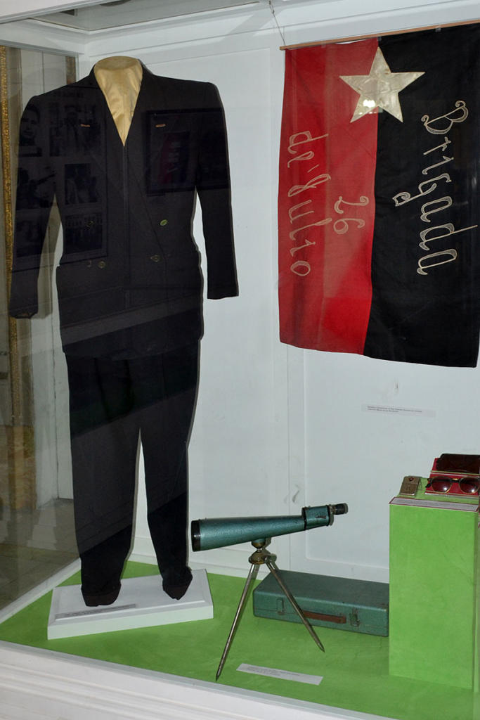 Traje, bandera del 26 de Julio y telescopio, utilizados durante el exilio en México. (Colección: Museo de la Revolución). Foto: Eddy Martin