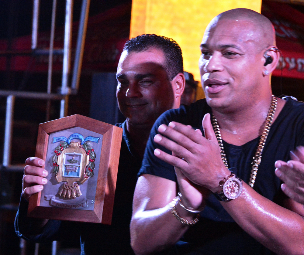 Instante en que Eduardo Coll (a la izquierda), presidente de la Asamblea Municipal del Poder Popular en Cienfuegos, entrega al popular dúo el Escudo de la Ciudad. Foto: Ramón Barreras