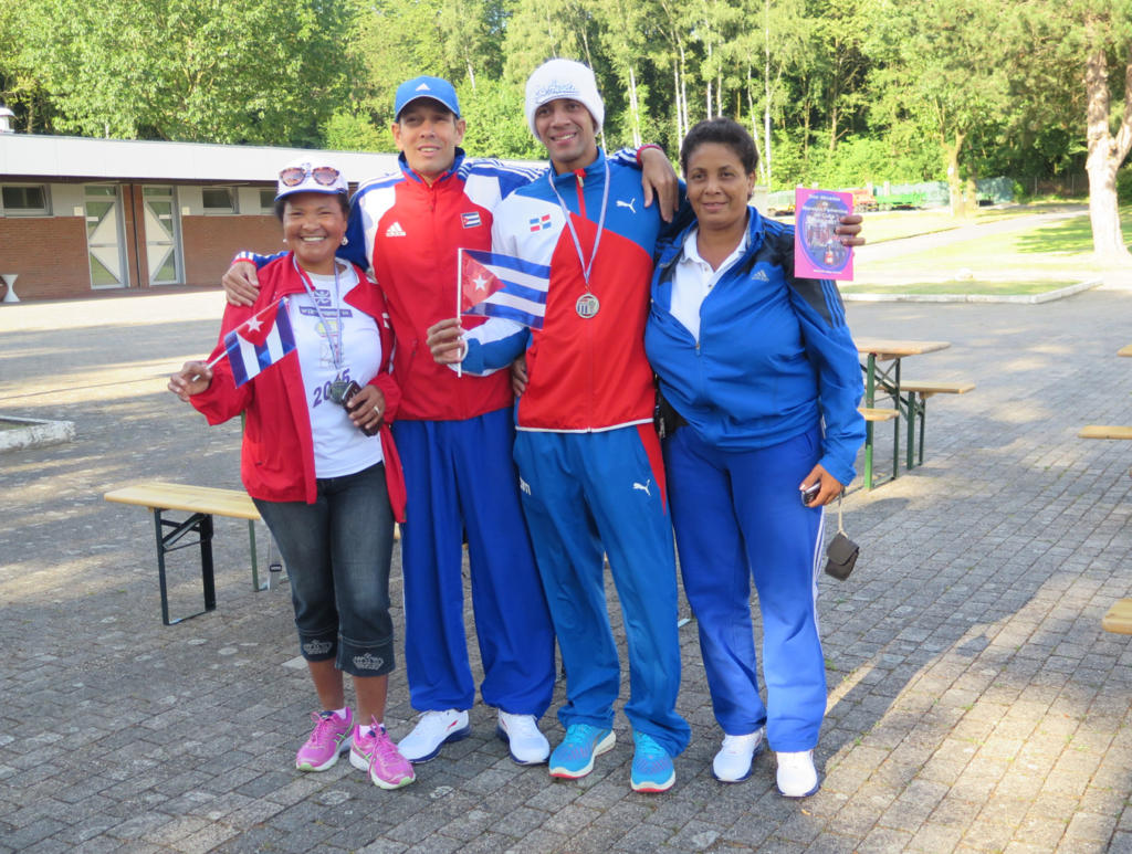 Wilfredo y Madelén junto a los amigos de República Dominicana. 