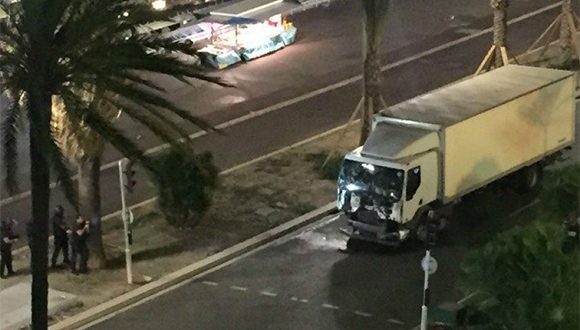 Imagen-del-camión-que-chocó-contra-la-multitud-580x330 (1)