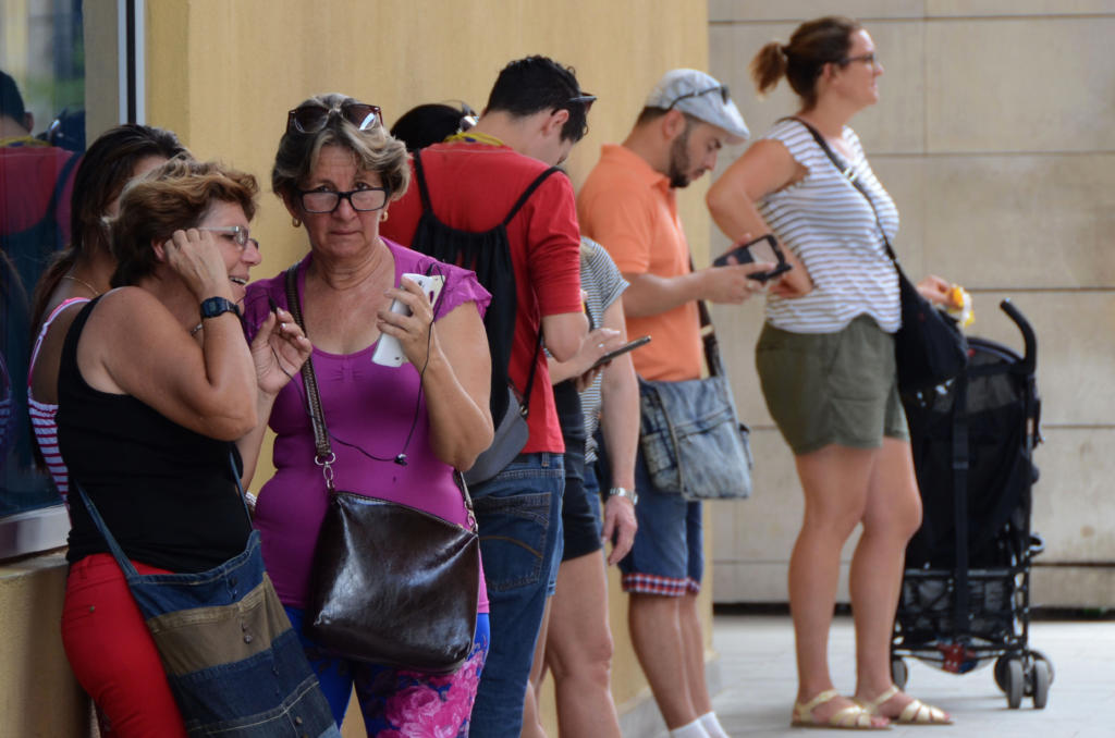 El ya popular servicio de conexión inalámbrica a Internet en las llamadas zonas wifi, que cumplió un año el pasado 1º de julio, es uno de los resultados de la labor de los trabajadores de las Comunicaciones. Foto: Joaquín Hernández Mena
