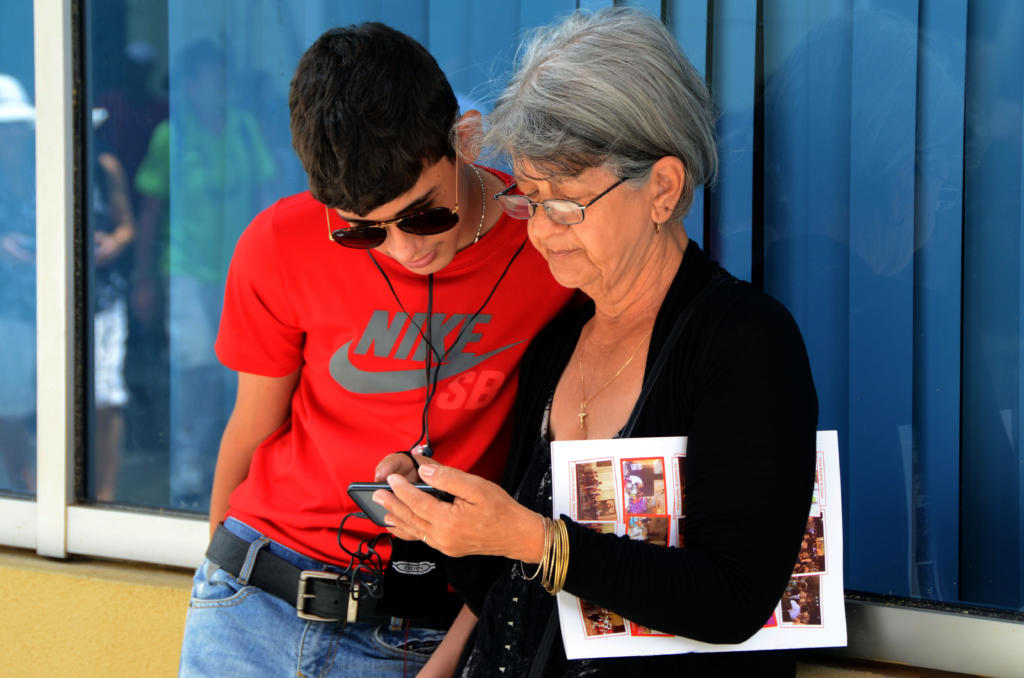 Parece que navegan por internet en compañía de algunos familiares o individualmente, pero este servicio constituye ya un espacio y una práctica cultural relevante de la vida social.Foto: Joaquín Hernández Mena