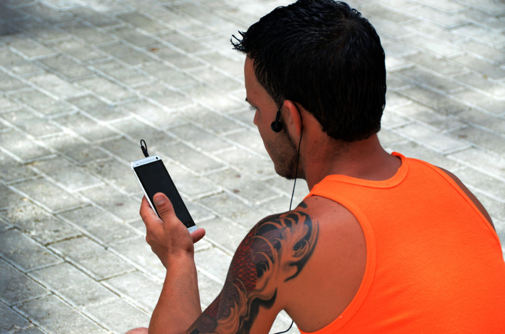 Solo una mayor calidad en el servicio comercial por parte de la entidad proveedora y el abaratamiento progresivo de los costos de conexión podrían conseguir quizás la erradicación de algunos “inventos” alrededor de la wifi, como los sujetos que revenden tarjetas Nauta o conectan personas para cobrarles. Foto: Joaquín Hernández Mena