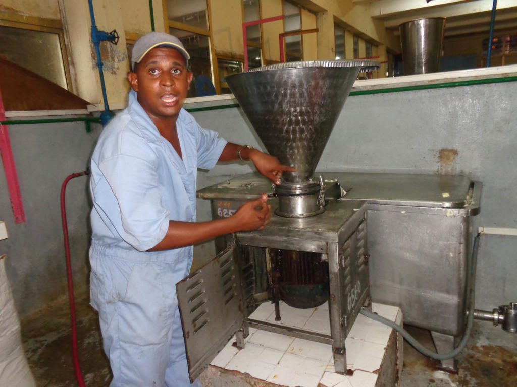 Los innovadores como Misael Rabeiro cuentan con el apoyo de la administración y el sindicato para crear maquinarias y mantener la industria. Foto: Eduardo González