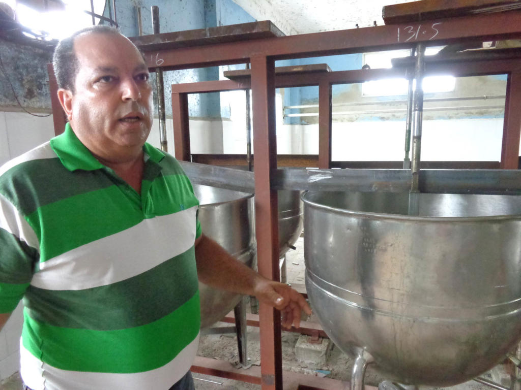 Según explica Noel Benítez Toledo cuando se terminen las reparaciones en las cocinas el rendimiento será muy superior.  Foto: Eduardo González 