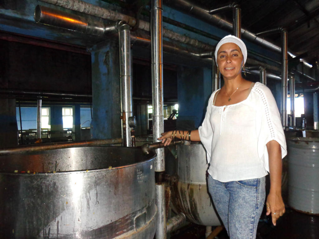 Katia Pérez Morejón, representante de la Anir en la UEB enseña una de las  cocinas reparadas, con sus tuberías aisladas.  Foto: Eduardo González