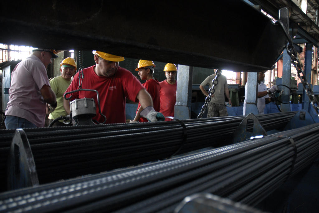 Respaldar los incrementos en la obtención de renglones para la venta que se demandan en barras, perfiles y alambrón, es uno de los propósitos claves del proceso inversionista. Foto: René Pérez Massola