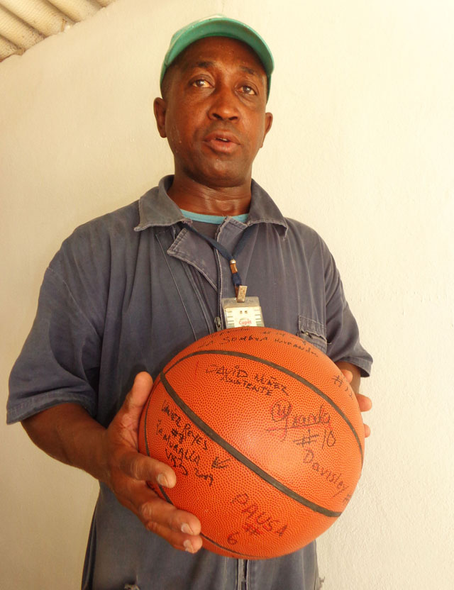 “Conservamos la pelota firmada por Los Búfalos en su vista a nuestro centro”, afirma Maceo Luis, destacado activista. Foto: José Luis Martínez Alejo