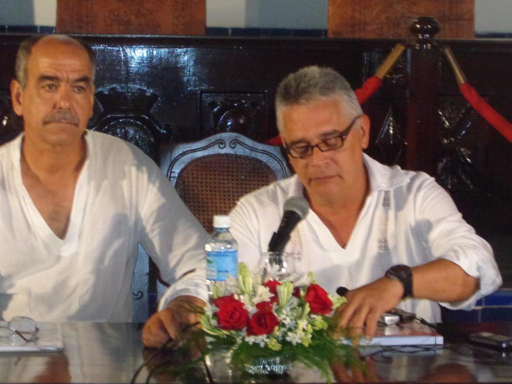 De izquierda a derecha Manuel Gómez Morales, presentador del libro y Orlando Vergés, director de la Casa del Caribe y compilador de Expresiones de la cultura popular y las tradiciones santiagueras. Foto: Betty Beatón