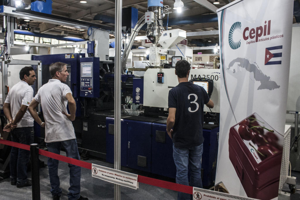 Una nueva máquina para la producción de utensilios plásticos adquirió la empresa. Foto: René Pérez Massola