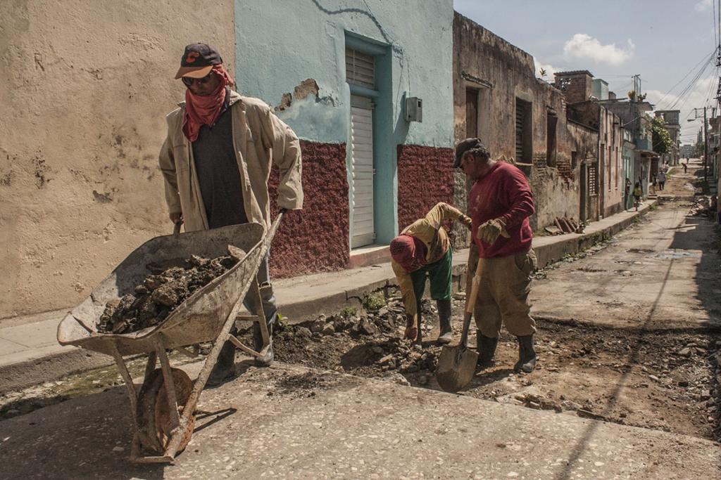 La pavimentación de calles y carreteras es prioridad entre las obras que se ejecutan en saludo al 26. | foto: René Pérez Massola