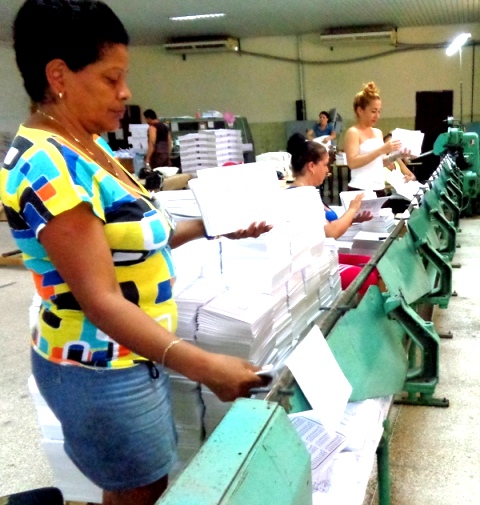 En plena conformación de las libretas escolares.