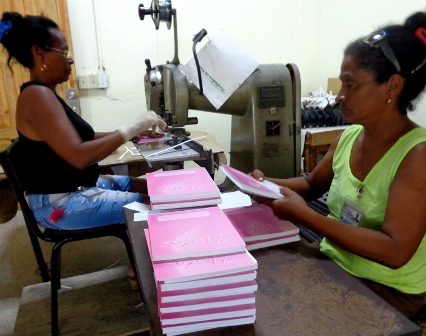 Los block para los educandos es otro encargo que ocupa a los trabajadores.