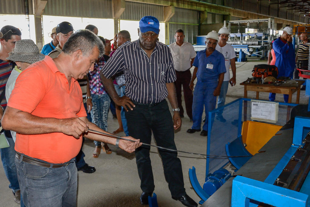 La nueva línea de mallas en la fábrica de alambres tiene capacidad para producir unas 10 mil toneladas anuales en un turno diario de labor. Foto: Leandro A. Pérez Pérez