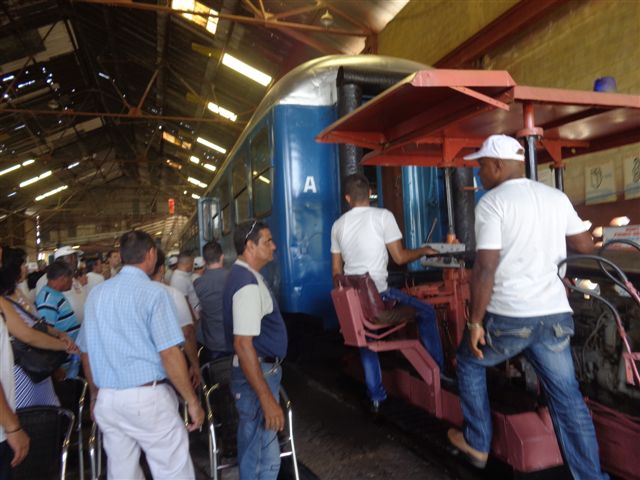 Momento en que entraba el coche recuperado al acto. Foto: Lourdes Rey