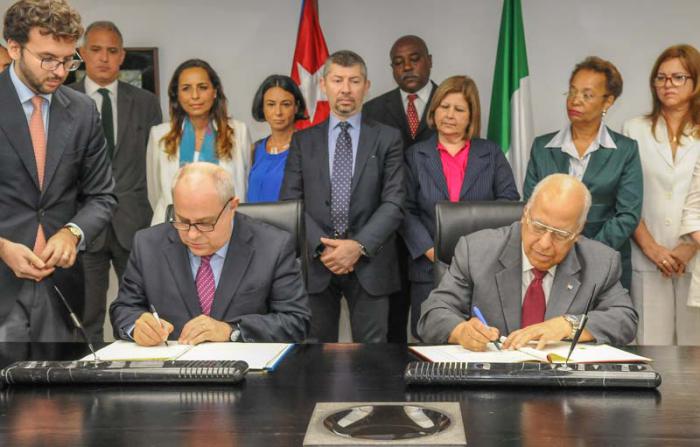 Durante el encuentro se firmaron cuatro acuerdos que en su conjunto regularizan la situación de los adeudos. Foto: Jose M. Correa
