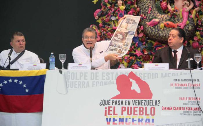 De izquierda a derecha Germán Carrero, vocero del Comité de Víctimas de las Guarimbas; Earle Herrera, diputado, y Hermann Escarrá, abogado constitucionalista. Foto: Yaimí Ravelo