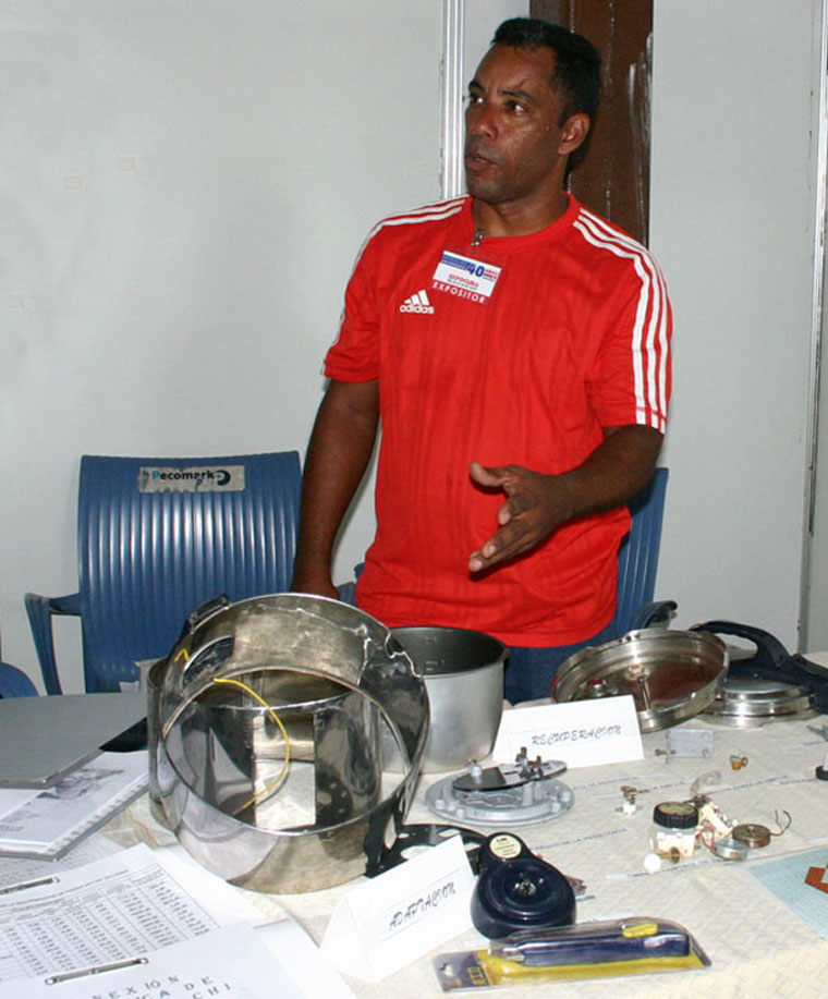 Otto Molina Peñalver mostró en la Exposición 40 Aniversario de la Anir las soluciones dadas a los equipos electrodomésticos existentes en los hogares cubanos. Foto: César A. Rodríguez