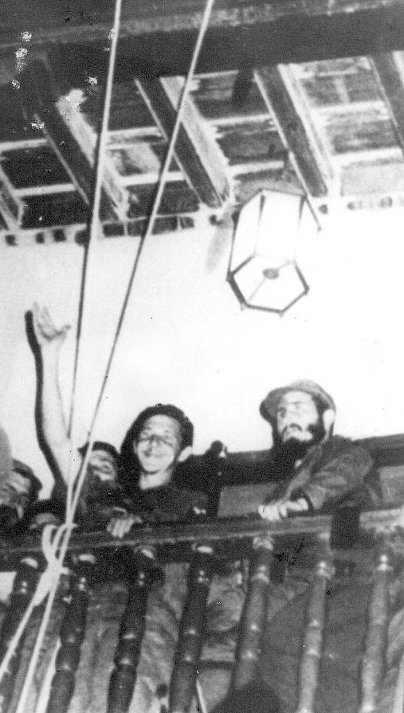 Fidel y Raúl, en enero de 1959, saludan desde el balcón del Ayuntamiento a la población santiaguera que apoya el triunfo revolucionario. Foto: Archivo 