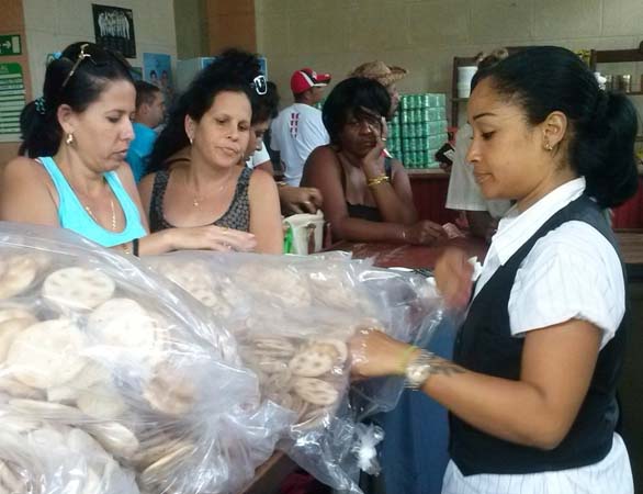 La dependienta del mercado ideal de la calle Medio apenas tiene tiempo para preparar la venta de uno de los productos más demandados en ese establecimiento. Foto: Noryis