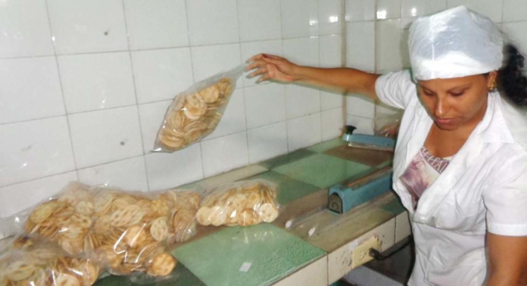 Casi manualmente cientos de paquetes son sellados en cada turno de trabajo..Foto: Noriys