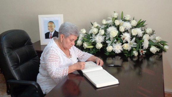 Gladys Bejerano, en nombre de Cuba, firma libro de condolencias por la muerte del ex Primer Ministro de Trinidad y Tobago. Foto: CubaMinrex