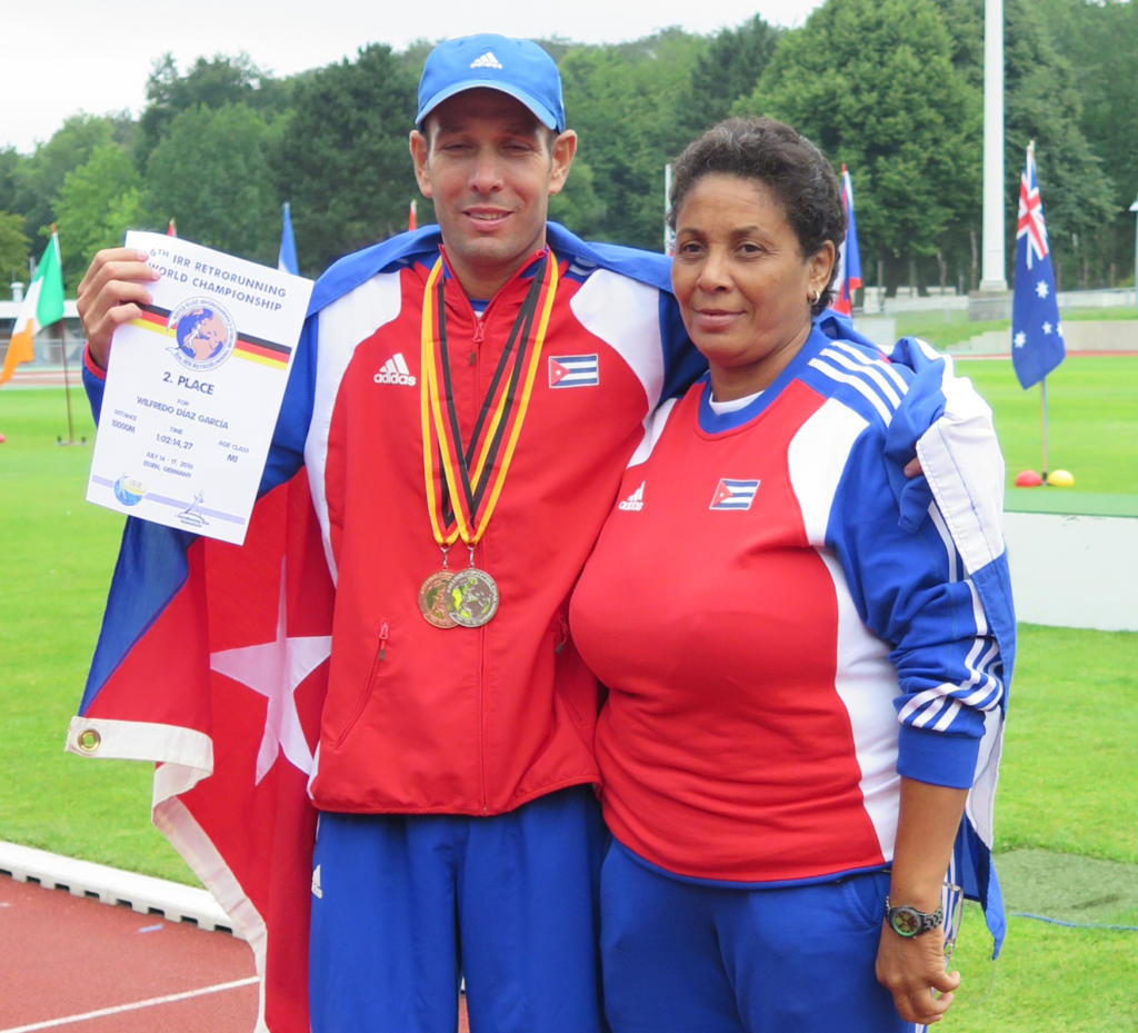 Wilfredo y su entrenadora, tras recibir la medalla de plata en los 10 km.