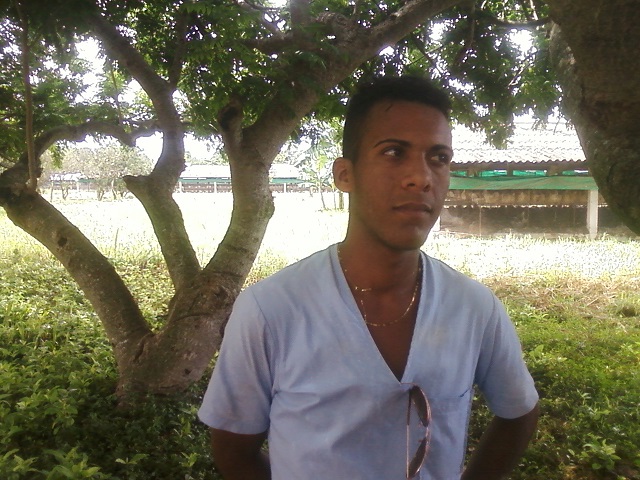 Desde hace cuatro años Alfredo es reconocido como uno de los mejores trabajadores a nivel regional. En el fondo se encuentra la nave donde laboral. Foto: Lianet Suárez Sánchez