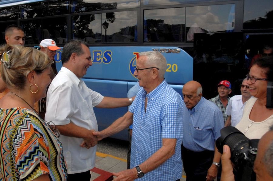 Los moncadistas y expedicionarios del yate Granma fueron recibidos por las autoridades de la provincia a su llegada a Sancti Spíritus. Foto: Juan Antonio Borrego
