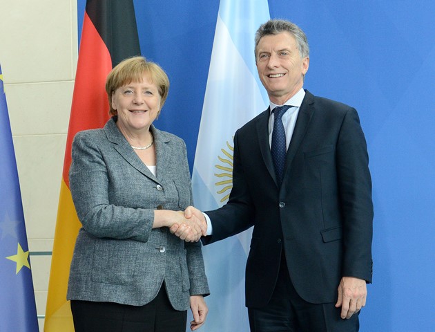 Durante la visita del presidente argentino a Europa la canciller alemana Ángela Merkel lo catalogó como un “jugador clave” en la integración de la Unión Europea con el Mercosur. Foto: Tomada de www.demedios5.com