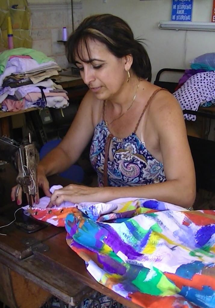 En el estrecho taller, de su antigua y preferida máquina Singer surgen la mayoría de los bellos y cubanísimos vestidos hechos por esta amigable y hermosa creadora. Foto: Jorge Rivas