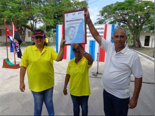 Representantes de la recapadora de Holguín recibieron un diploma de reconocimiento. Foto: Manuel Valdés