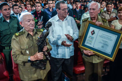 Envían regalo a Fidel en acto por la X graduación de la UCI
